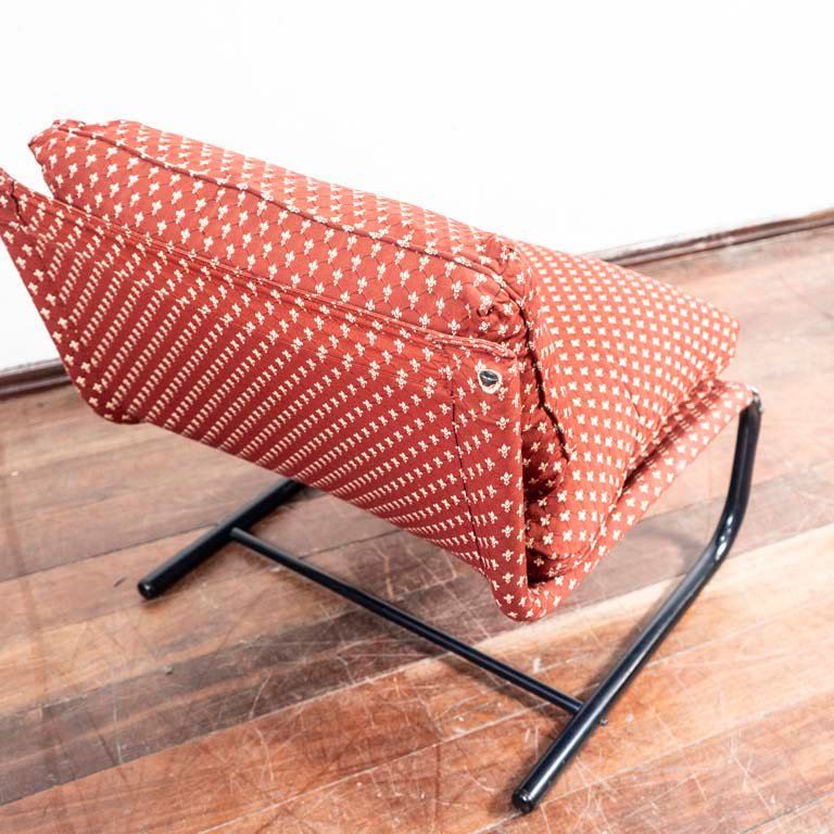 Sillón bajo de diseño moderno con estructura metálica y asiento tapizado - imagen 3