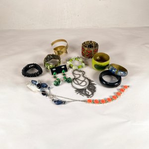 Lote Variado de Pulseras y Accesorios de Moda - imagen 1