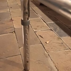 Andador Plegable, Bastón de Tres Patas y Chata Plástica Ortopédica - imagen 9