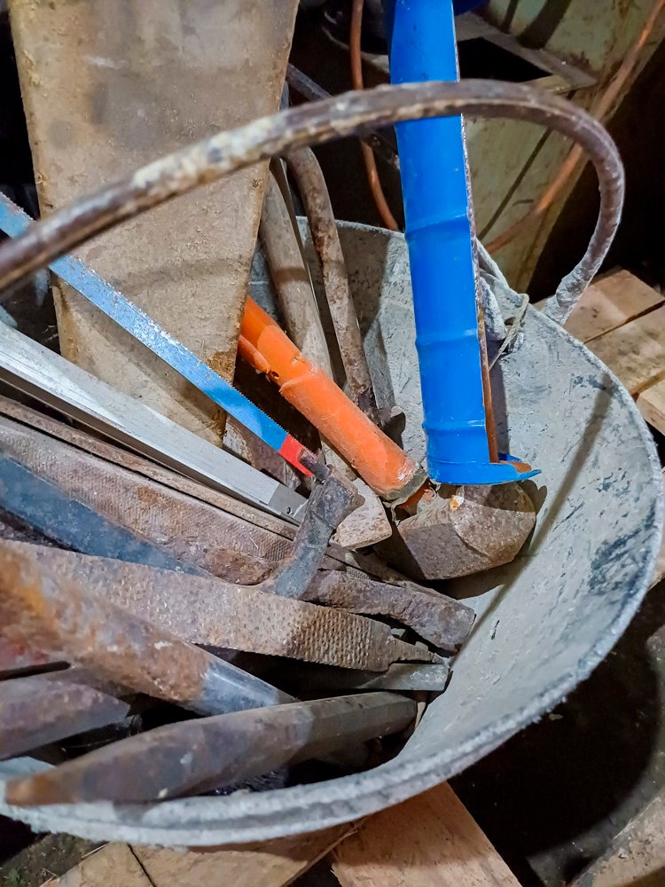 Balde con Herramientas Varias: Serruchos, Llana, Corta Hierro, Pistola de Calor y Más