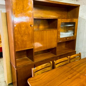 Lote siguiente: Mesa de Comedor con 4 Sillas y Aparador de Madera