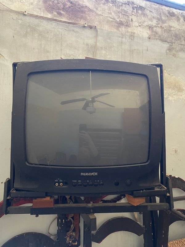 TV 20 PULGADAS CON SOPORTE