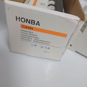 Caja con 4 Llaves Térmicas Trifásicas HONBA C45N 6A - imagen 5