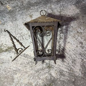 Dos Faroles de Hierro con Canasto y Soporte - imagen 4
