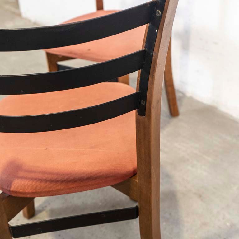 Sillas de madera con asientos tapizados y planchuelas de metal - imagen 3