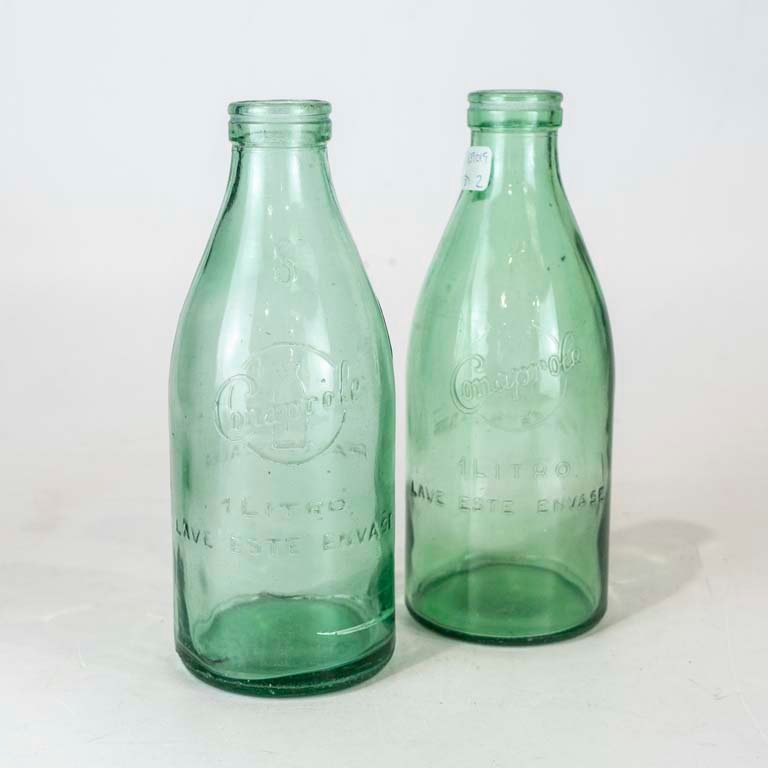 Lote siguiente: Botellas de leche Conaprole vintage de 1 L
