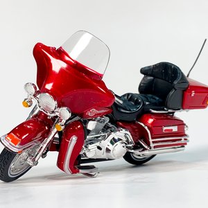 Dos Maquetas Maisto Harley Davidson: Electra Glide Ultra Classic Roja (2005) y Road King Azul (1997) - imagen 3