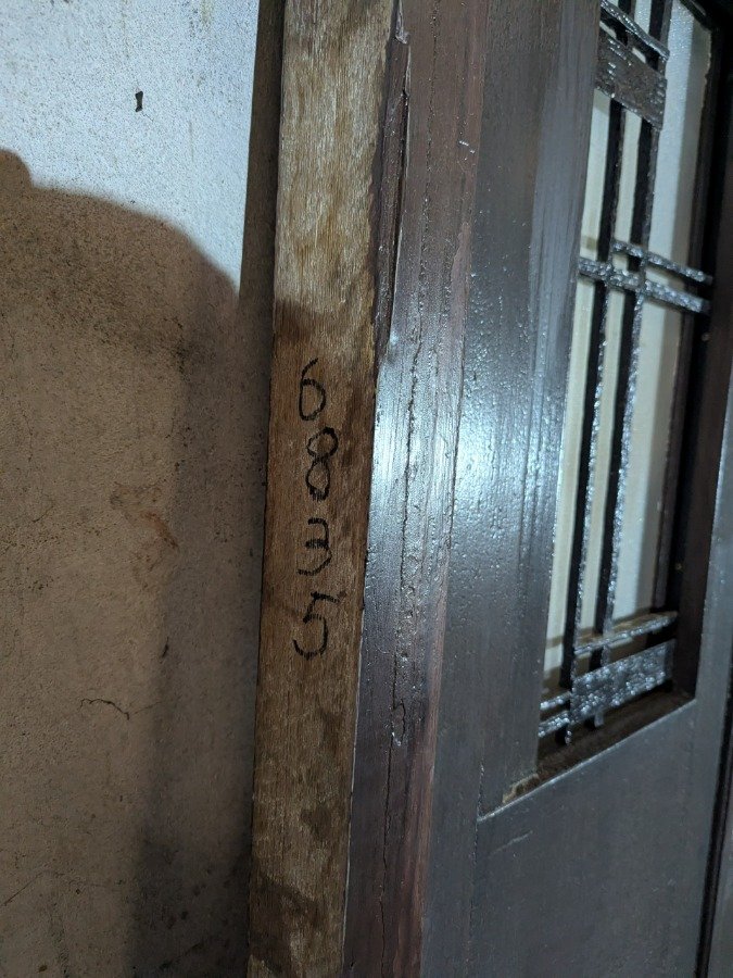 Puerta de frente antigua en cedro con reja y marco de pinotea - imagen 14