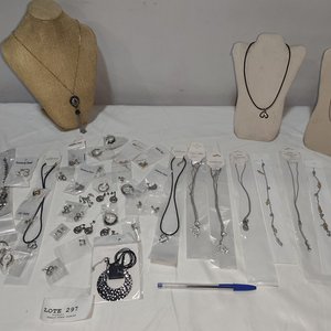 Lote de 50 Piezas de Joyería Nueva en Acero Quirúrgico: Collares, Aros y Pulseras - imagen 2