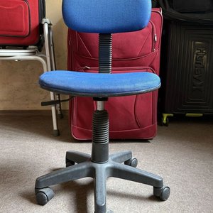 Silla de Oficina Azul con Ruedas y Altura Regulable - imagen 1