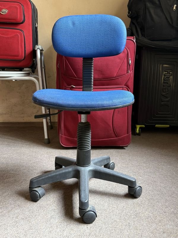 Silla de Oficina Azul con Ruedas y Altura Regulable