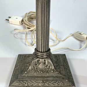 Lote anterior: Lámpara de Mesa Estilo Columna en Peltre con Base Labrada y Pantalla Cónica Blanca