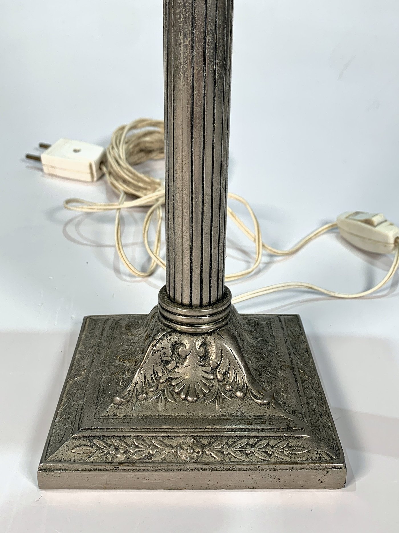 Lámpara de Mesa Estilo Columna en Peltre con Base Labrada y Pantalla Cónica Blanca