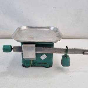 Lote siguiente: L 353 - Antigua balanza de cocina tipo romana en metal color verde con bandeja superior