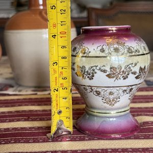 Lote de Artículos de Porcelana: Jarra, Taza, Florero, Candelero y Platos - imagen 13