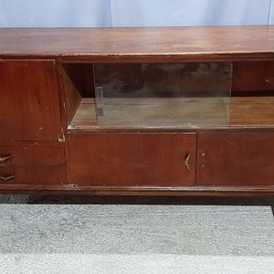 Lote siguiente: Bargueno de madera con 3 puertas, 2 cajones y vitrina