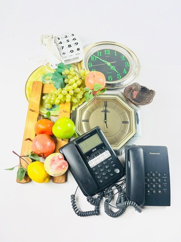 Lote anterior: Colección de relojes, teléfonos y decoraciones de frutas