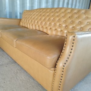 Sofá Moderno de Cuero Capitoné en Color Caramelo - imagen 3