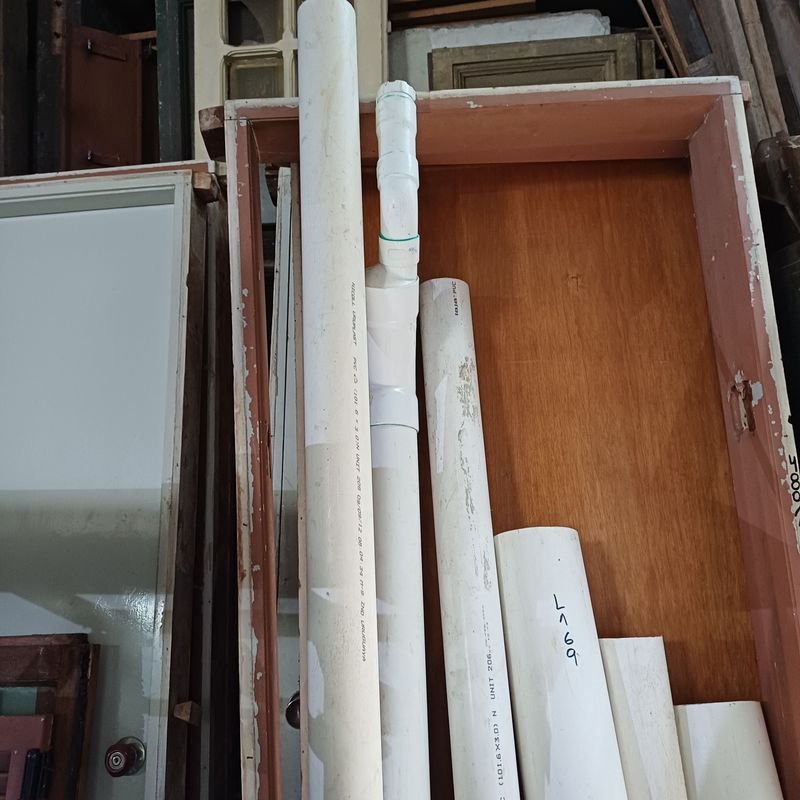 Seis tramos de caños en PVC usados para la construcción - imagen 6