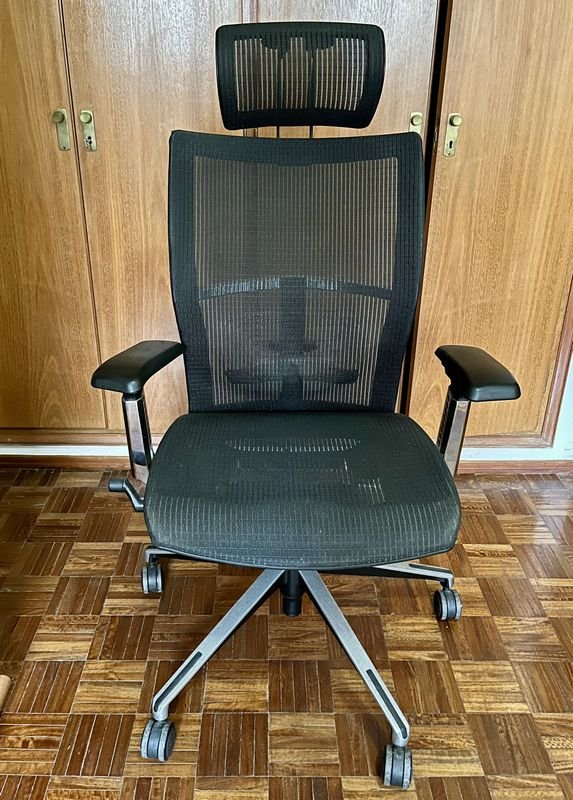 Lote siguiente: Sillón de computadora con posa brazos a gas, funcionando