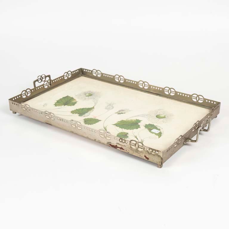 Bandeja Rectangular Mayólica Decorada con Hojas y Borde Metálico Calado