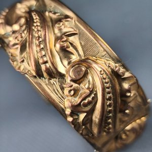 Pulsera Enchapada con Estuche y Apliques en Relieve - imagen 5