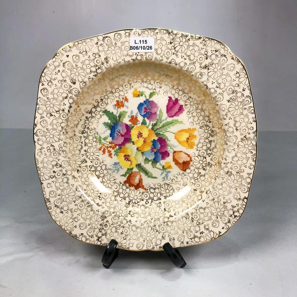 Plato de Porcelana Inglesa Beige con Flores y Borde Dorado