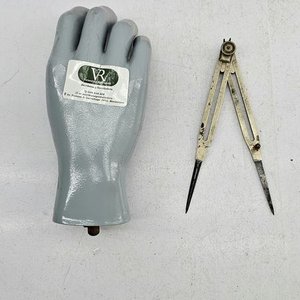Compás de Proporción en Bronce y Acero con Soporte de Mano Gris - imagen 1