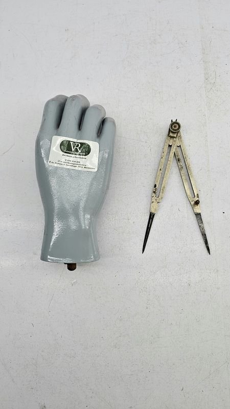 Compás de Proporción en Bronce y Acero con Soporte de Mano Gris