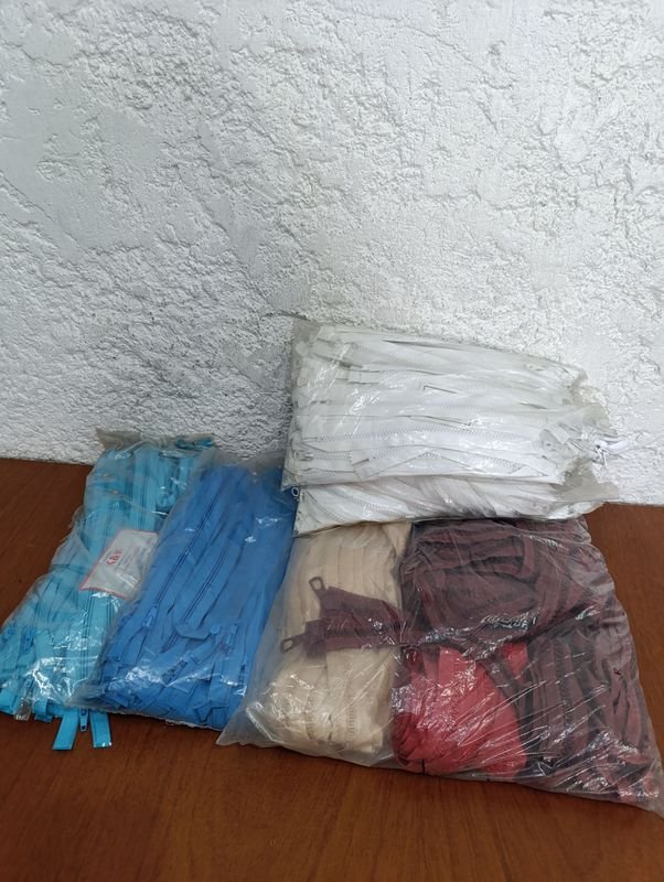Lote siguiente: Cierres y Zippers de Plástico