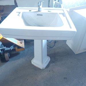 Lote siguiente: Pileta de Baño Blanca con Pie y Grifería