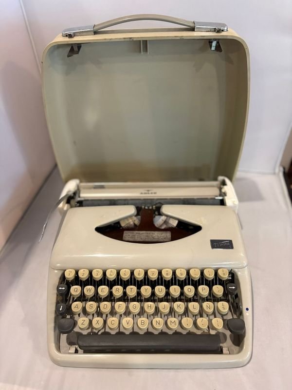 Maquina de escribir Tippa con estuche - imagen 3