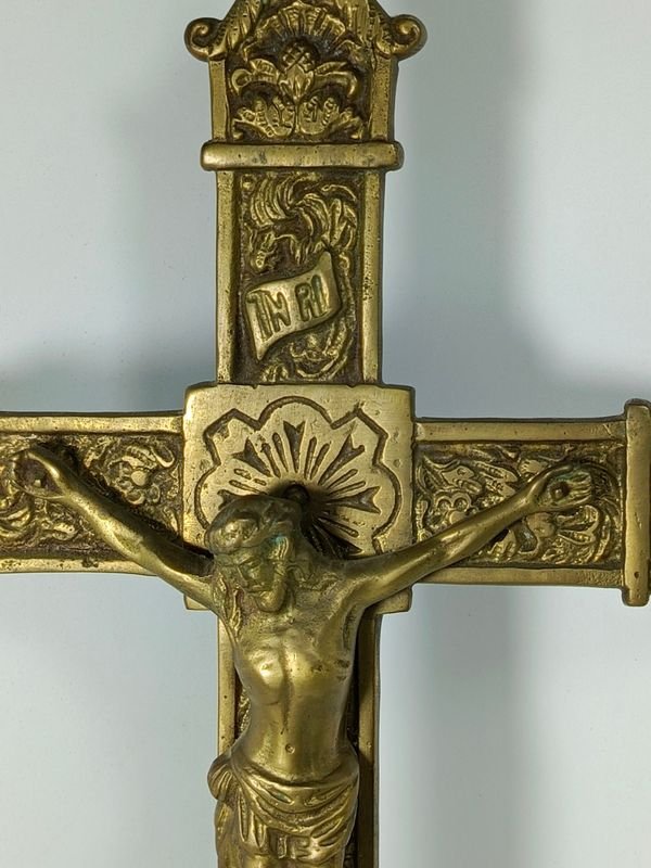 Crucifijo de bronce en alto relieve con patina original - imagen 2
