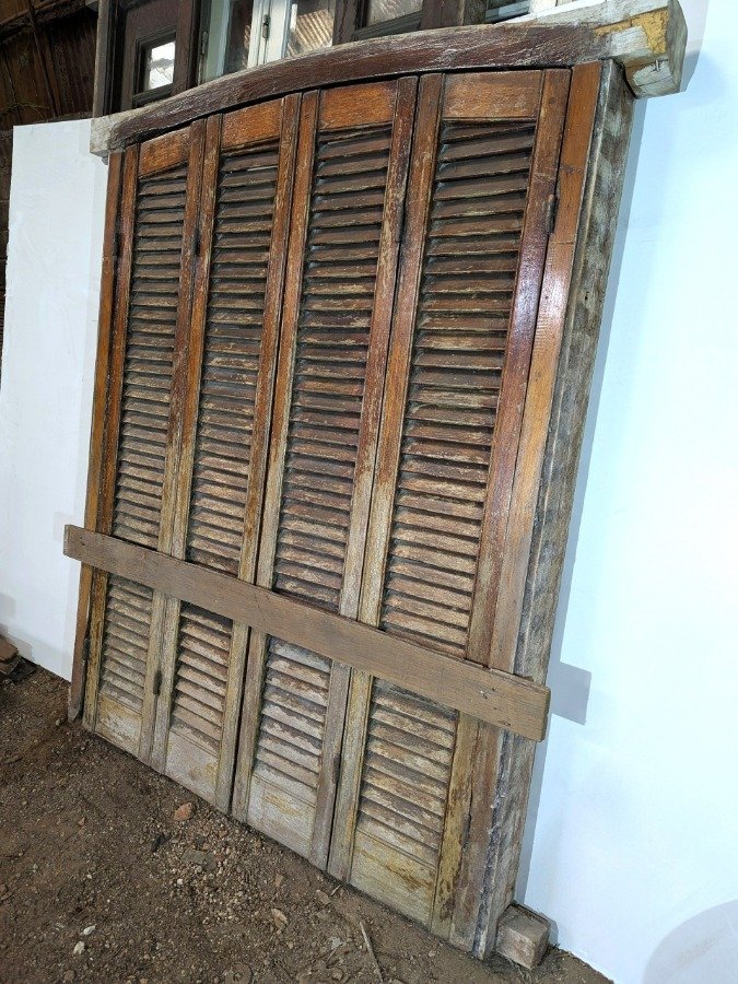 Ventana con dos hojas batientes y postigos tipo celosías en cedro - imagen 5