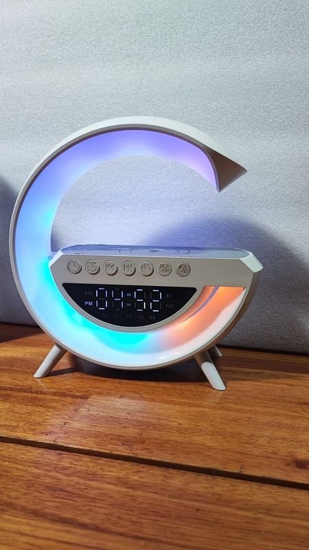 Reloj digital con base de madera - imagen 1