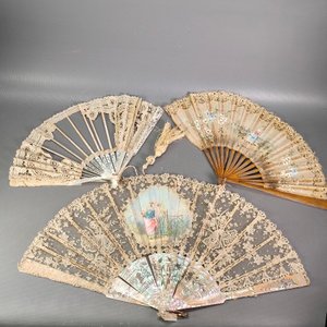 Lote de Tres Abanicos Antiguos: Nácar Decorado y Madera Pintada a Mano - imagen 1