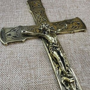 Crucifijo Antiguo de Bronce Calado con Figura de Cristo - imagen 4