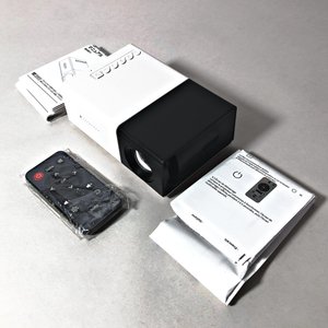 Proyector LED Multimedia Compacto Blanco y Amarillo - imagen 2