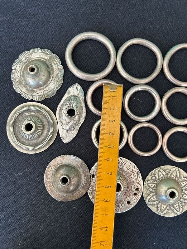 Colección de argollas y copas de freno en metal blanco con sello sol - imagen 2