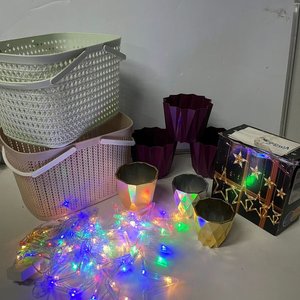 Lote siguiente: Lote de 9 Piezas: 2 Canastos Plásticos, 6 Macetas y Luces Estrellas