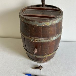 Barril de Roble Decorativo con Canilla y Tapa - imagen 4