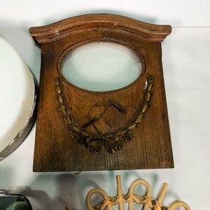 Lote de 5 Piezas: Plafón Vidrio, Martillo Madera, Espejo Circular, Vitrina Madera - imagen 3