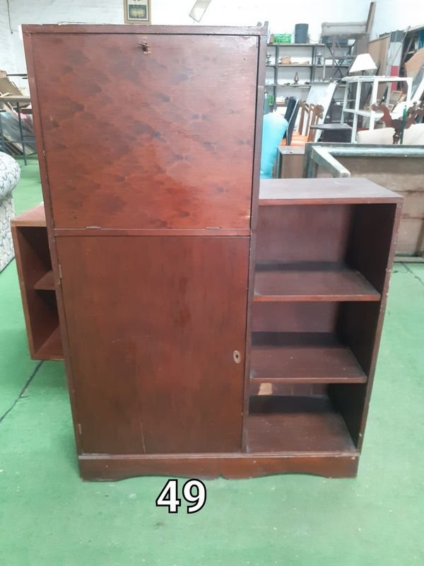 Mueble con dos puertas y estantes de madera