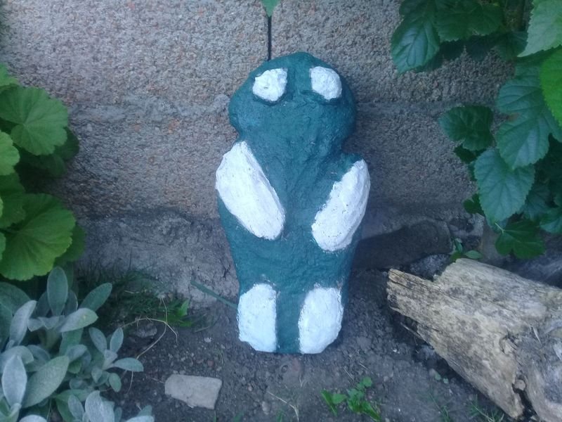Figura decorativa de jardín en forma de rana de concreto - imagen 3