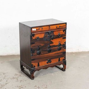 Lote anterior: Mueble Oriental con Puerta Abatible, Dos Cajones y Herrajes Metálicos