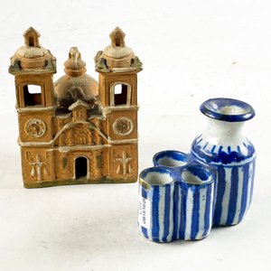 Lote siguiente: Capilla Decorativa y Florero de Cerámica con Bastones Azules