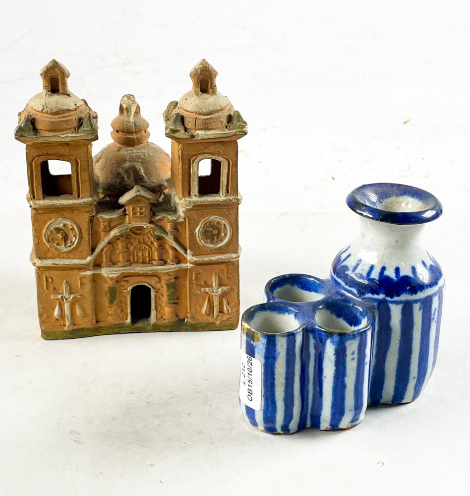 Capilla Decorativa y Florero de Cerámica con Bastones Azules