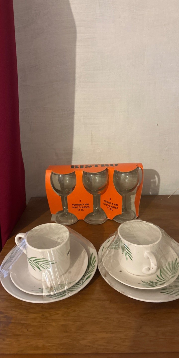 Set de 3 Copas de Vino y 2 Tazas de Café con Platillos