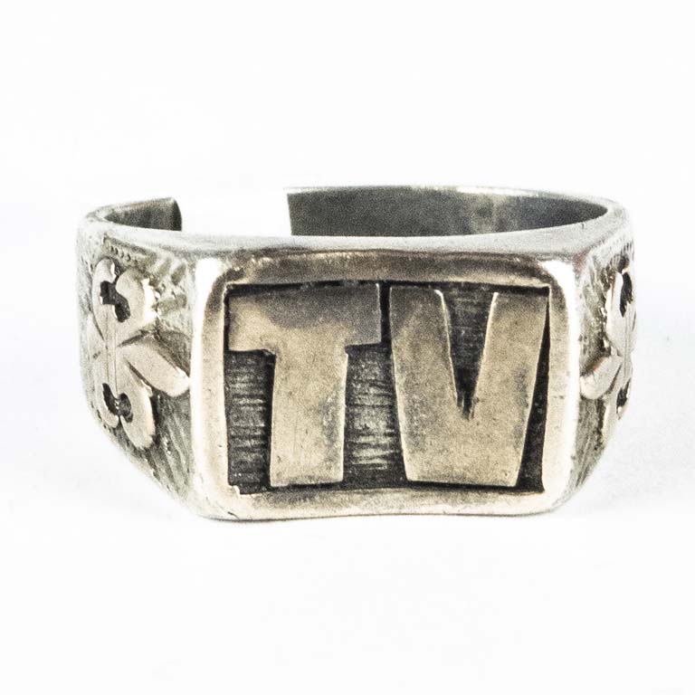 Anillo de plata con iniciales TV - Peso: 5,1gr - Medidas: 17mm
