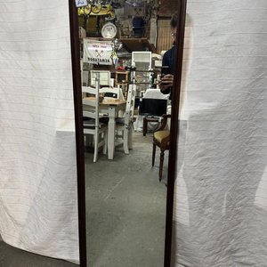 Lote siguiente: Espejo Vertical con Marco de Madera Oscura